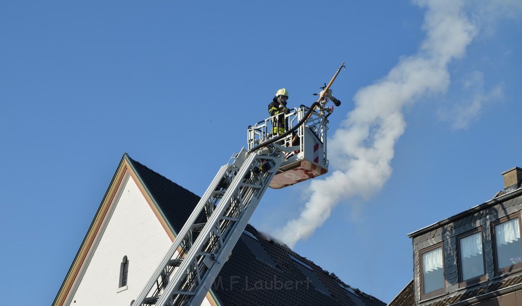 Feuer 3 Dachstuhlbrand Koeln Rath Heumar Gut Maarhausen Eilerstr P088.JPG